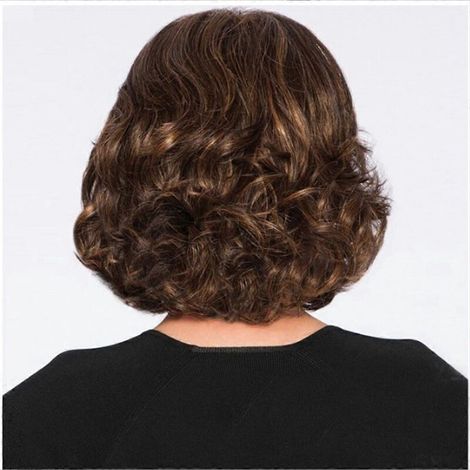 Perruque courte bouclée pour femme brune, cheveux courts avec frange angulaire, en fibres synthétiques.