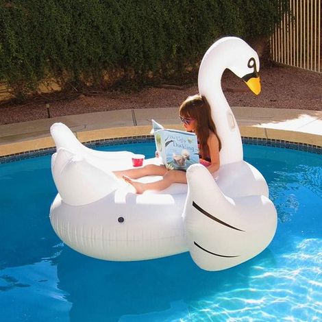 Bouée gonflable en forme de cygne, en PVC, 120 x 150 cm, blanche, pour une utilisation dans les piscines pendant l'été.-AquaForge (1/2)