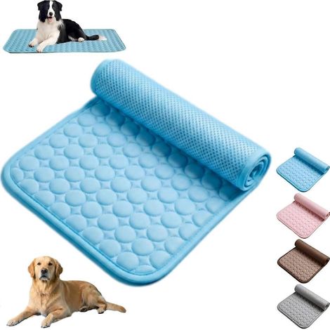 Tapis rafraîchissant été chien chat soie glacée, disponible en rose petit format / bleu grand format pour niche, sol, voiture ou canapé (1/5)