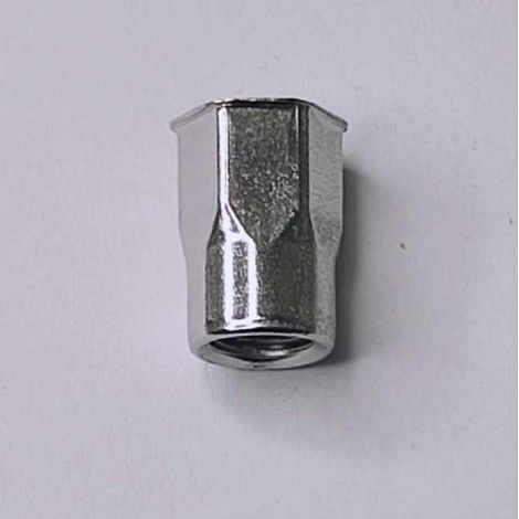 tuerca remachable semi-hex. rosca m6. acero. zincado. sin ala. rango de agarre 0,5-3mm