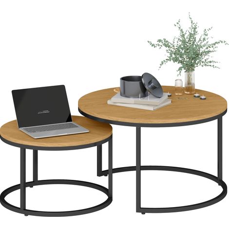 Set di 2 tavolini da caffè impilabili, dal design industriale, con piano effetto cemento e gambe in metallo marrone.