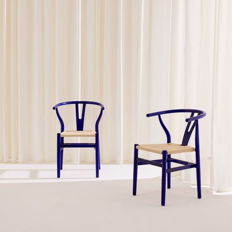 sweeek - Lot de deux chaises vintage en bois d'hévéa avec assise en cordes et dossier arrondi bleu (1/5)