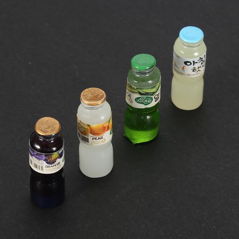 Set mit 4 Mini-Saftflaschen im Maßstab 1:12 für Puppenhaus-, Bar- und Küchendekoration, Miniaturornament. (1/3)