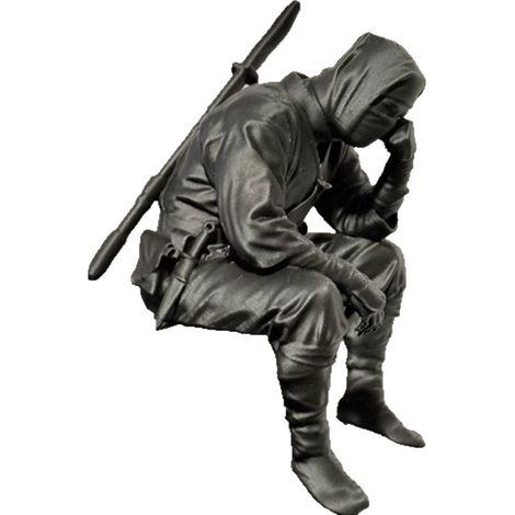 Figurine de ninja personnalisée imprimée en 3D assise sur une étagère murale - Une figurine de ninja triste (1/5)