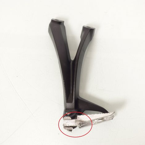[PRODUIT D'OCCASION] Platine de repose pied passager gauche origine pour moto Suzuki (1/4)