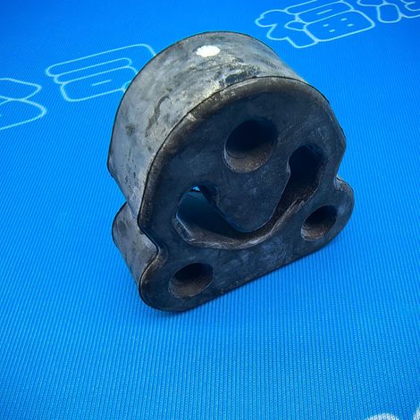 20651-3ZA0B is a three-hole rubber hanger bracket for the exhaust pipe of the Nissan X-Trail T32/T33 muffler. (1/4)