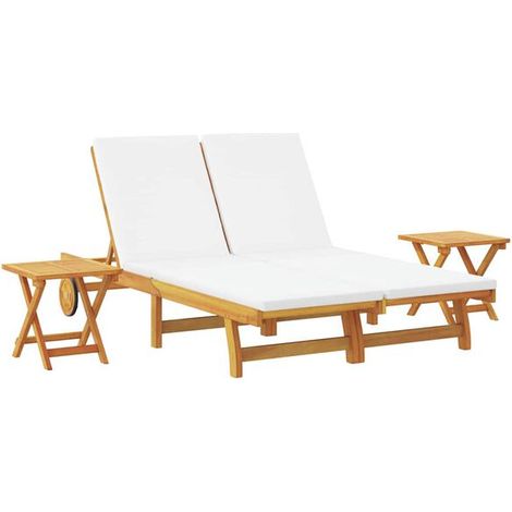 Une chaise longue rembourrée, blanc cassé, en bois d'acacia massif. (1/5)