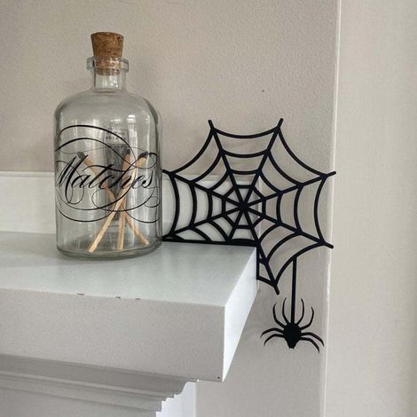 Décoration d'Halloween : Panneau d'angle de porte en bois représentant une sorcière et une araignée. Décoration automnale. (1/5)