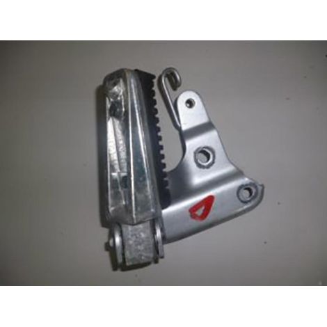 [PRODUIT D'OCCASION] Platine de repose pied passager droit origine pour scooter Yamaha (1/2)