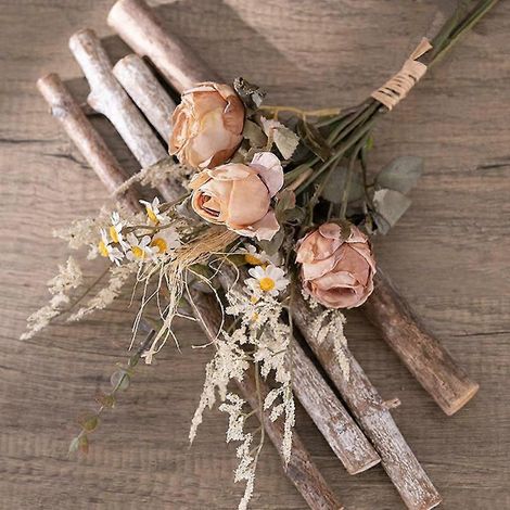 Bouquet de mariée rétro tenant un bouquet de roses artificielles en soie style vintagerose foncé (1/5)