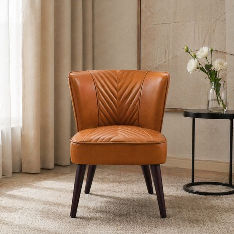 Poltrona in pelle marrone chiaro con cuciture diagonali, base in legno massello e struttura imbottita (1/5)
