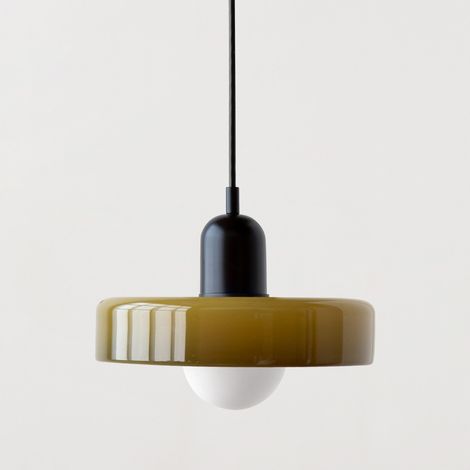 Une suspension de style Bauhaus aux accents médiévaux, dotée d'un abat-jour en vitrail. (25 cm verre vert + base noire) (1/4)