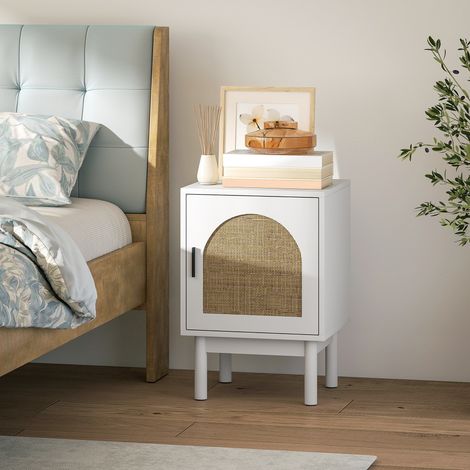 Mesilla de Noche con Puerta de Ratán Estante Ajustable y Patas de Madera Estilo Bohemio 40x35x58 cm Blanco (1/5)