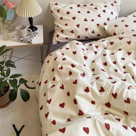 Linge de lit avec cœur, ensemble de housse de couette esthétique rouge et blanc, microfibre blanche avec cœurs rouges Linge de lit Taies d'oreiller (1/4)