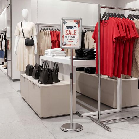 Porte-affiche argenté sur pied A4 avec cadre clipsable, hauteur réglable et rotation 360 , pour magasins, salons et accueils (1/5)