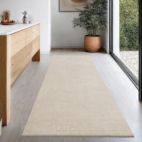 Tapis Moderne Moelleux à Poils Courts, antidérapant, Lavable Jusqu’à 30°C, Super Doux, Aspect Fourrure, pour Salon et Chambre, décoratif, Beige, 80 x 300 cm (1/5)