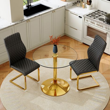 Table ronde en verre trempé 85 cm de diamètre avec pied métal doré, assortie à 2 chaises de salle à manger modernes noir et doré, ensemble luxueux.