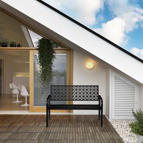 Schwarze gartenbank aus stahl - geometrisches design