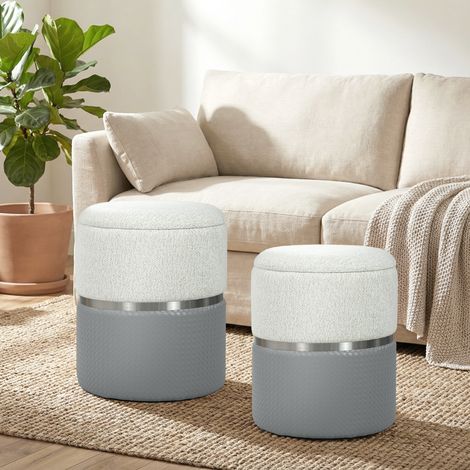 Set di 2 pouf contenitore rivestiti in ciniglia e similpelle, con seduta imbottita per corridoio e camera da letto, nei colori grigio e crema. (1/5)