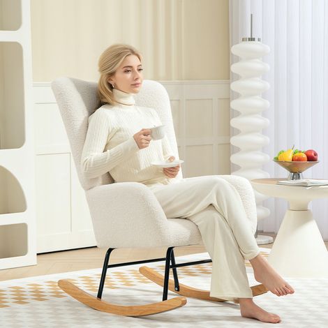 Chaise à bascule en tissu teddy blanc crème 70x94x100 cm avec structure métal et patins en bois (1/5)