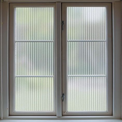Milchglas-Klebefolie für Badezimmerfenster, transparent und blickdicht, gegen Spionage und Lichteinfall. (1/5)