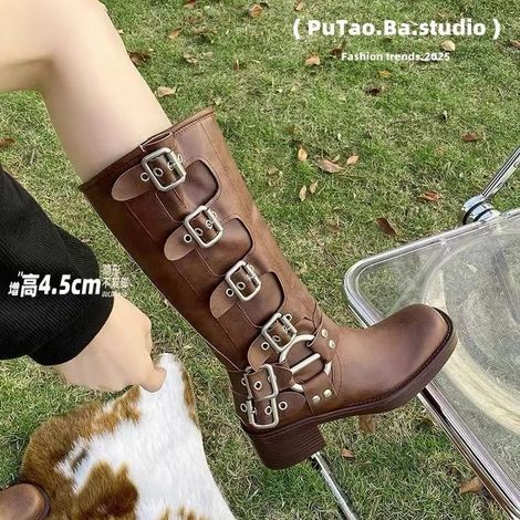 Bottes moto femme zip hauteur genou, bout rond talon bloc bas, boucles élégantes, cuir robuste, chaussures biker féminines, bottines à fermeture éclair, confort et style. (1/4)
