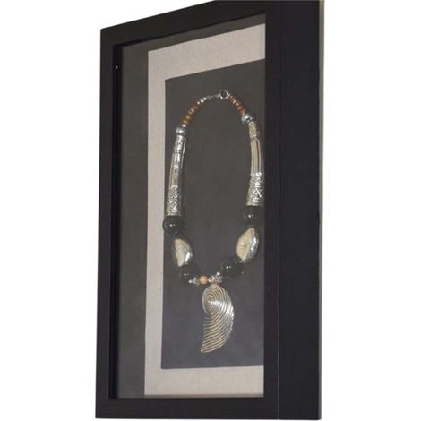 Vetrina per un quadro spaziale per il soggiorno con una collana in stile glamour (1/2)