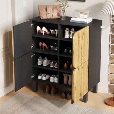Ce meuble à chaussures au design unique est doté de quatre portes, d'étagères réglables, de pieds en fer noir et de portes incurvées. (1/5)