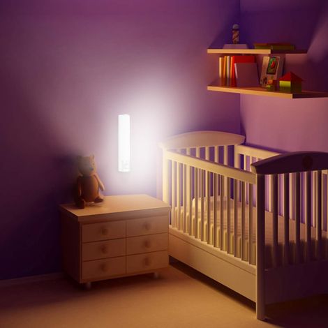 Veilleuse LED avec détecteur de mouvement, lampe de placard rechargeable par USB, veilleuse intérieure autocollante avec aimant et tampon adhésif 3M pour chambre à coucher, armoire, couloir, cuisine (1/5)