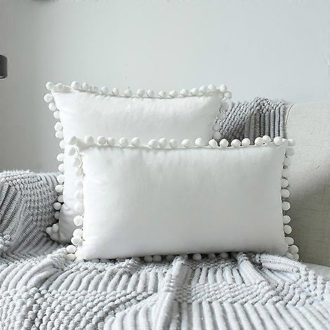 Ensemble de deux taies d'oreiller en velours ornées de pompons. (1/5)