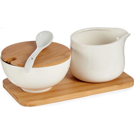 Un juego de azucarero y jarra para crema sobre un soporte de madera. (1/5)