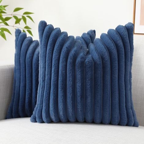 Housses de coussin en fausse fourrure, 45 x 45 cm, lot de 2, douces et décoratives, à rayures neutres, avec dos en velours, pour canapé, lit, salon, décoration intérieure, bleu marine. (1/5)
