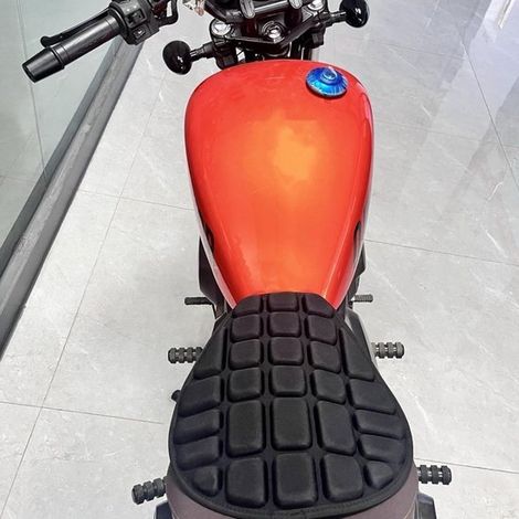 Cuscino per sella moto con struttura a nido d'ape 3D, traspirante, compatto e facile da installare. (1/4)