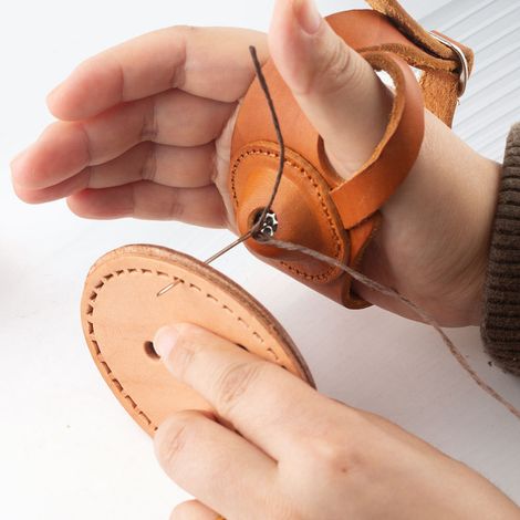 Un repose-paume en cuir résistant et antidérapant, adapté à la couture, la broderie, le quilting, le tricot et autres activités de couture manuelle pour droitiers. (1/5)