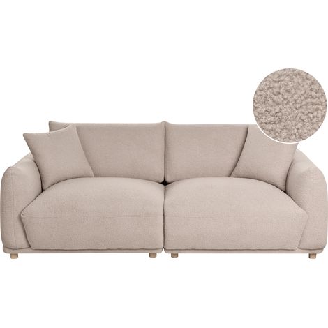 Sofá moderno tres plazas de bouclé con cojines decorativos patas de madera beige Jubek (1/5)