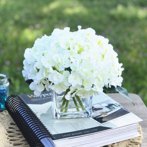 Arrangements de Fleurs artificielles d'hortensia en Soie dans Un Vase Cube en Verre pour décoration de Maison et de Mariage (1/5)