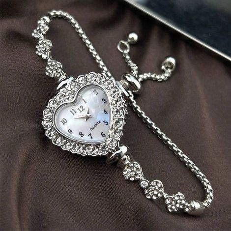1PC Montre pour femme en alliage argenté forme de cœur Élégante Affichage de chiffres arabes Mouvement à quartz Style bracelet taille ajustable Port quotidien Décoration Cadeau (1/4)