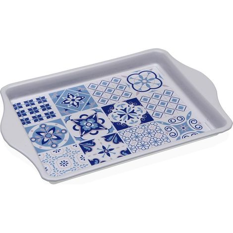 VERSA bandeja azurita metalica asas 21,5x14,5x2 cm , Bandeja metálica Azurita con asas, un accesorio elegante y funcional que aporta un toque mediterráneo a la cocina o el comedor.