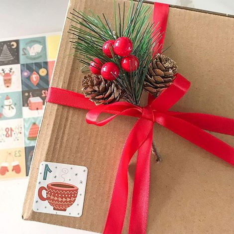Pine Cone - Artificial Pine Cone with Red Berries - Christmas Decoration for Wreaths Trees Table Crafts - Pack of 10 (1/5)