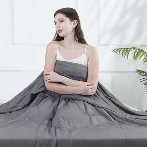 Couette Ete, Q-Max 0,5 Couette Rafraîchissante Edredon en Fibre Fraîche pour Sueurs Nocturnes Adulte Voyage, Douce Confortable Légère, Lit Simple, 150 x 200cm Gris (1/5)