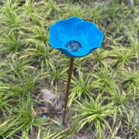 Abreuvoir pour oiseaux et pollinisateurs en métal bleu, piquet de jardin 60cm, fleur bleue, station d’eau pour abeilles, papillons et oiseaux, décoration extérieure apaisante