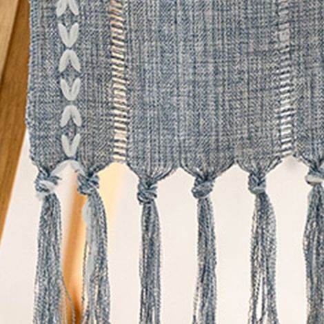 Chemin de table rétro élégant en coton et lin tissé à la main avec pompons, idéal pour un mariage ou une décoration intérieure. Croix bleue.