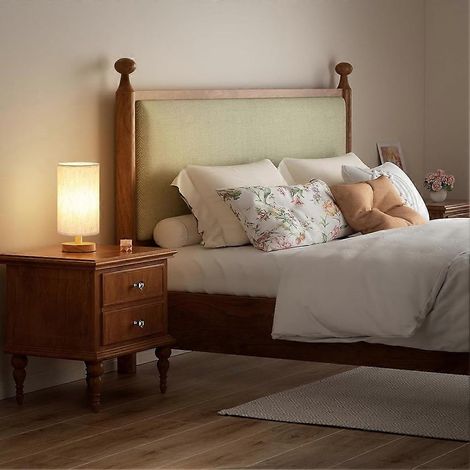 Une petite lampe de table pour chambre, idéale pour les activités d'échauffement de team building, d'environ 24 x 13 cm, au design minimaliste. (1/2)