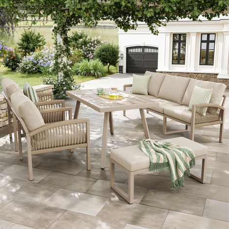 Canapé de jardin entièrement tressé pour 7 personnes, avec accoudoirs. Structure en fer robuste et coussins de couleur beige. Complet avec un bureau (décor en bois) et 2 fauteuils. Conception résistan (1/5)