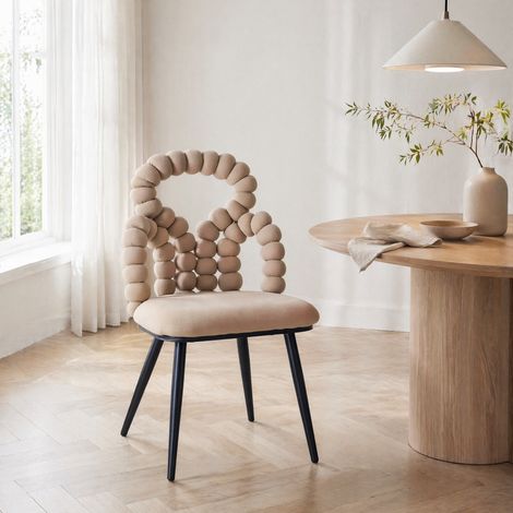 Sedia da pranzo in velluto camel con schienale open back a bobble, gambe in metallo nero (1/5)
