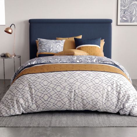Parure housse de couette 260x240cm + 2 taies motif graphique bleu, ocre et blanc 100% coton - SILOE (1/4)