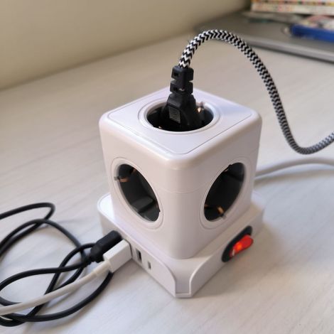 Multipresa 5 prese + 4 porte USB (3 A + 1 C)  Interruttore luce  1,5 m  16 A Bianco
