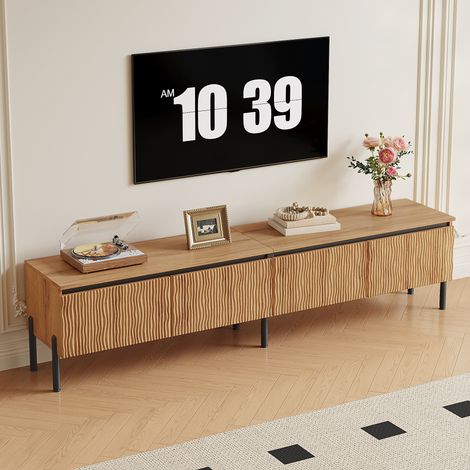 Meuble TV bas avec 4 portes ondulées, rangement fermé et passe-câbles, corps en panneaux MDF et aggloméré, pieds métalliques, meuble salon pour télévision. (1/5)