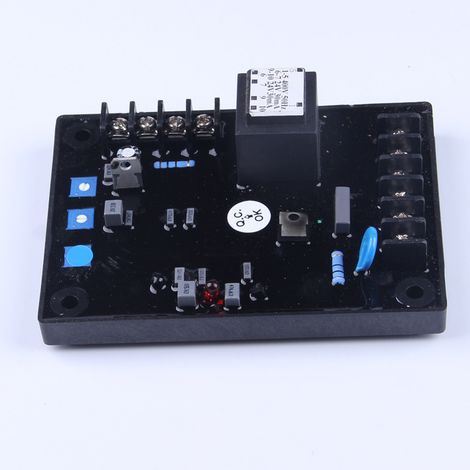 Les accessoires du générateur SAVRH-75A comprennent un régulateur de tension AVR à balais et une carte de régulation de tension.