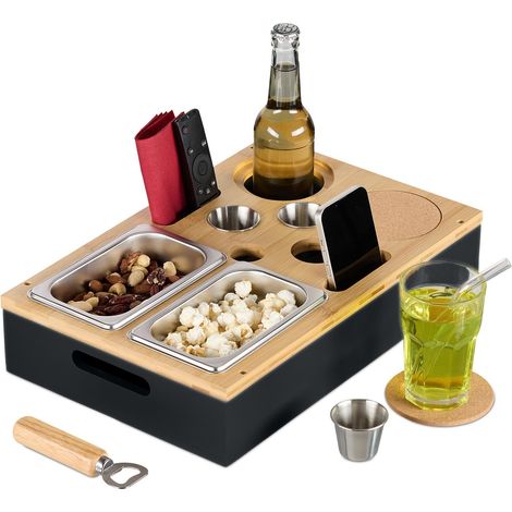 Bandeja para aperitivos en el sofá con cuencos de bambú y portavasos